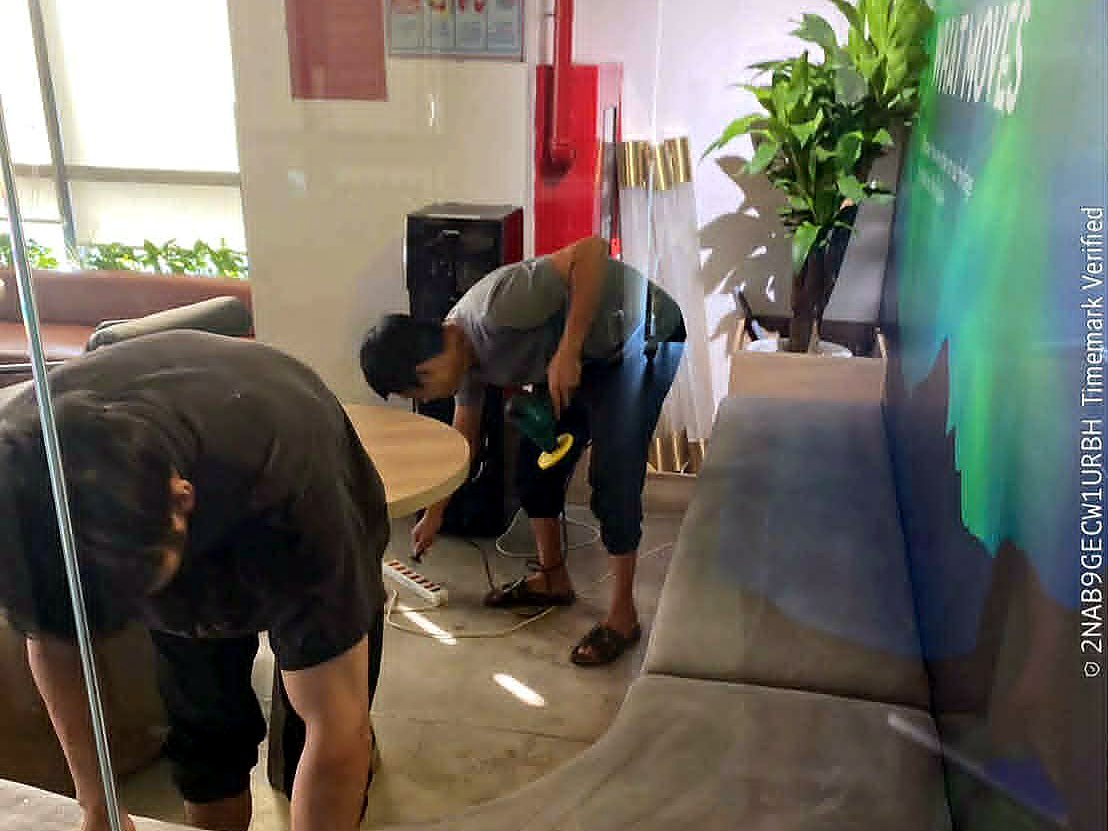 Nhân viên Maika Cleaning giặt sofa tại nhà khách hàng