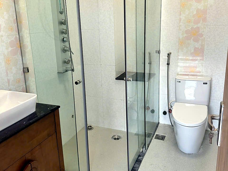 Phòng tắm và vách kính sạch sau khi vệ sinh