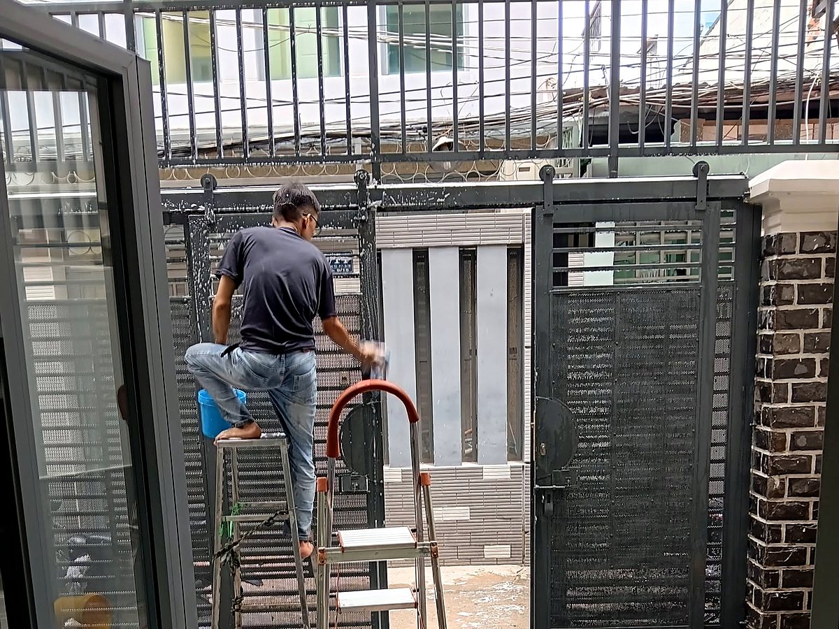Nhân viên Maika Cleaning vệ sinh kính trên cao tại công trình