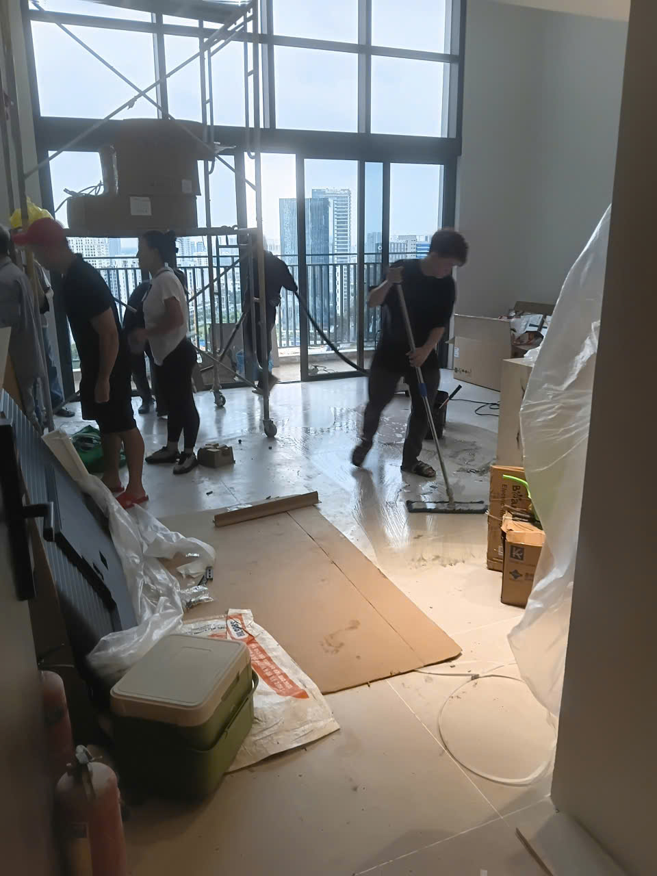 Nhân viên Maika Cleaning tổng vệ sinh công trình sau xây dựng tại TP.HCM