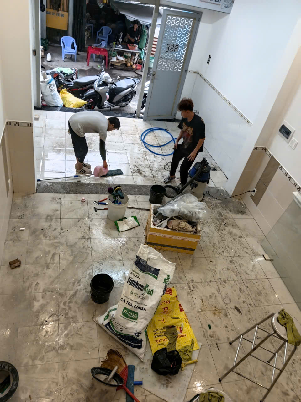 Đội ngũ Maika Cleaning vệ sinh sàn nhà sau xây dựng tại TP.HCM